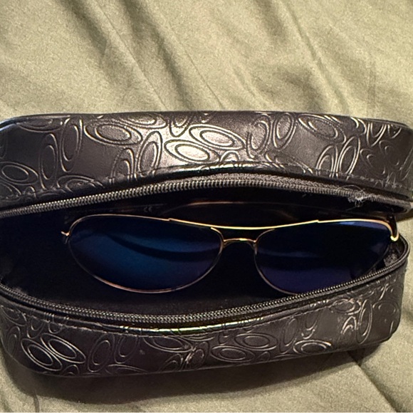 Oakley Tortoiseshell Frame Sunglasses with Blue Lenses with case - Picture 4 of 5